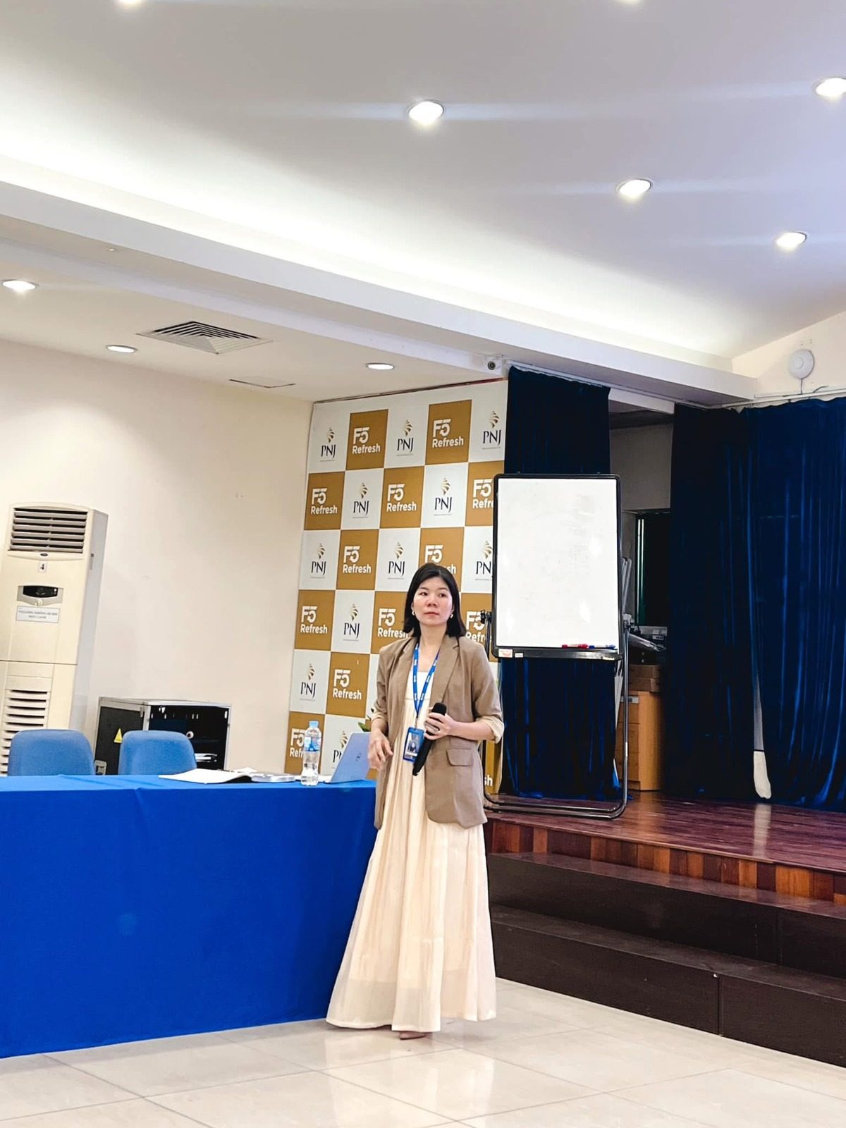 Quỳnh Trang đang làm việc