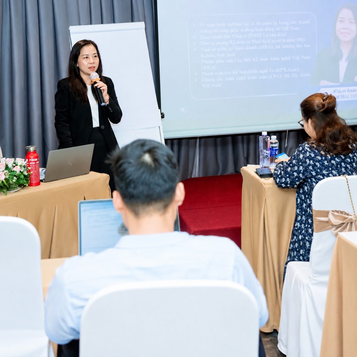 Tường Vy đang làm việc